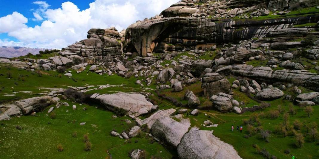 5.000 yıllık tarihe sahip: Devasa kaya bloklar üzerinde doğaseverleri ağırlıyor 8